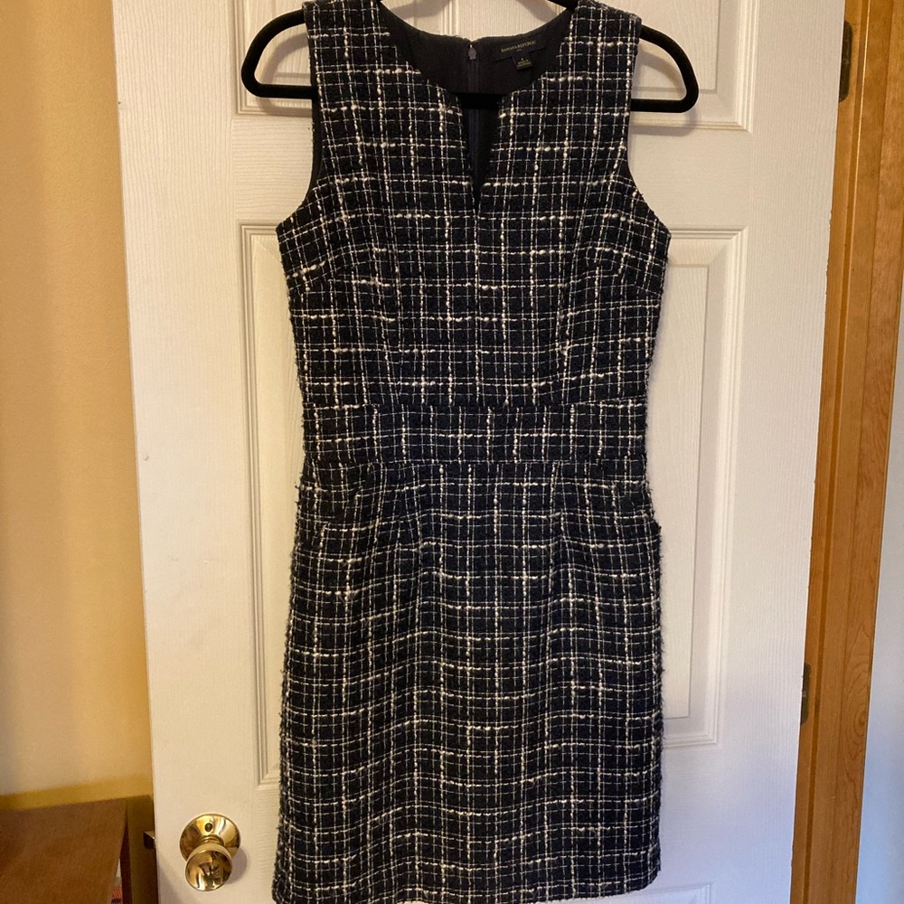Banana Republic sleeveless, sheath dress size 4 with POCKETS and bouclé look